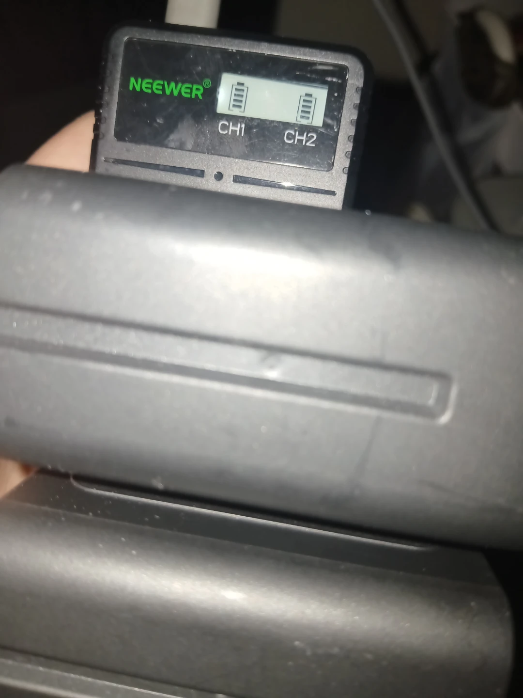 Neewer NW-F970 Battery Charger with 2 Batteries - photo 4