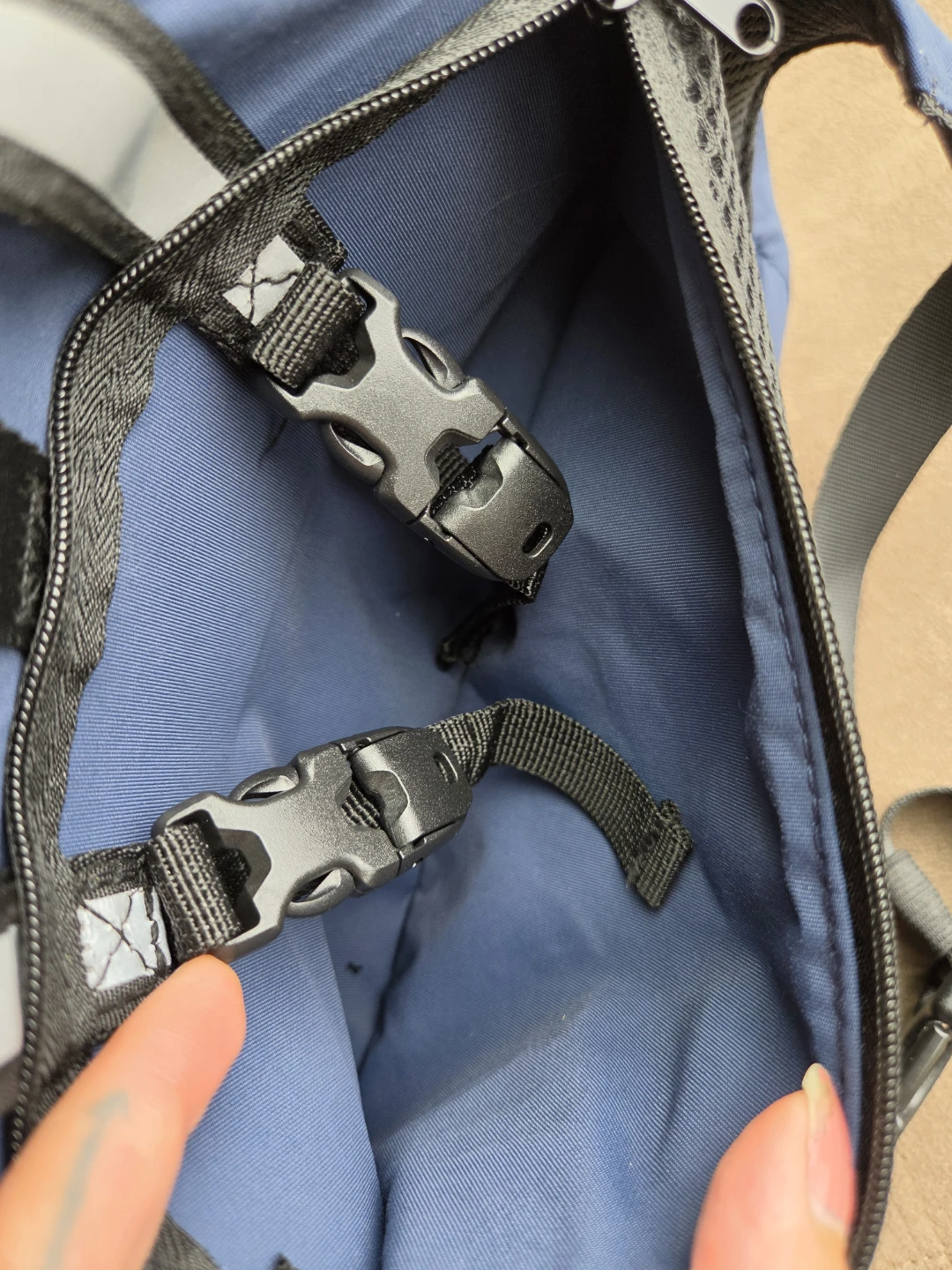 Red Equipment Messenger Bag 6 liter - photo 4