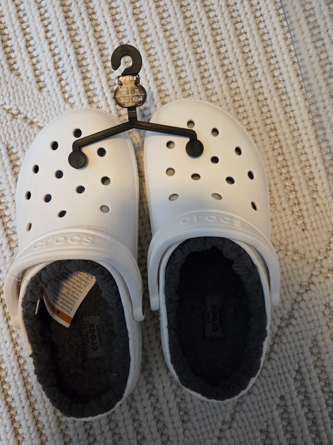 women's size 6 Brand new lined Crocs -