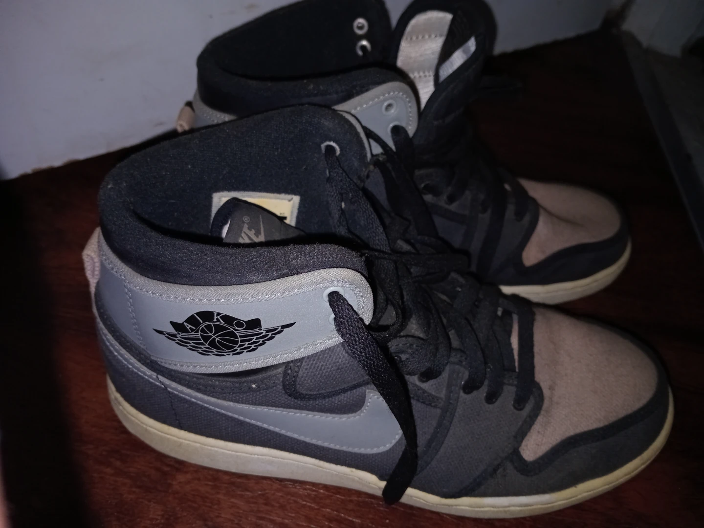 Nike Air Jordan 1 High Top Sneakers - US9 - photo 5