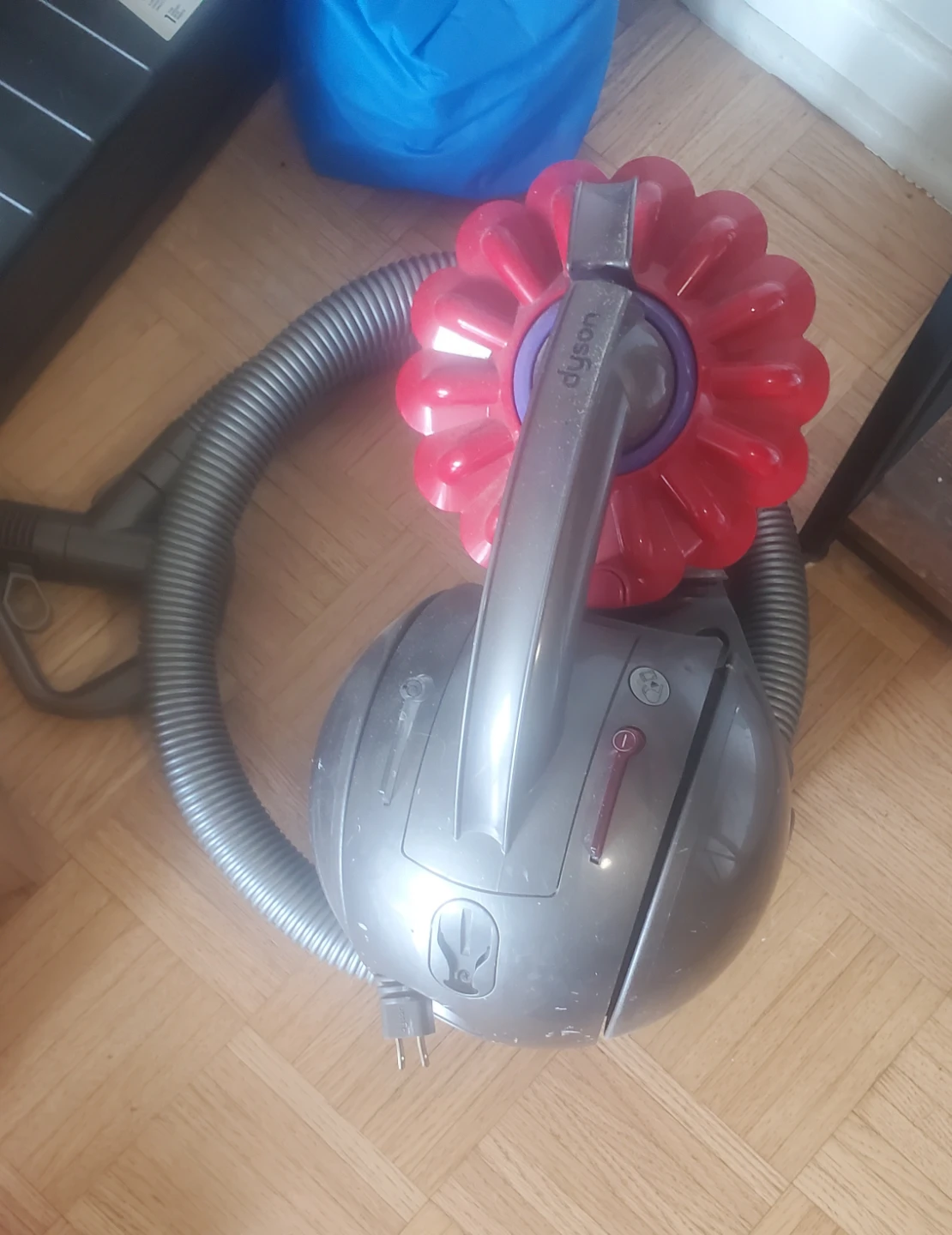 Dyson Vacuum Cleaner - photo 2