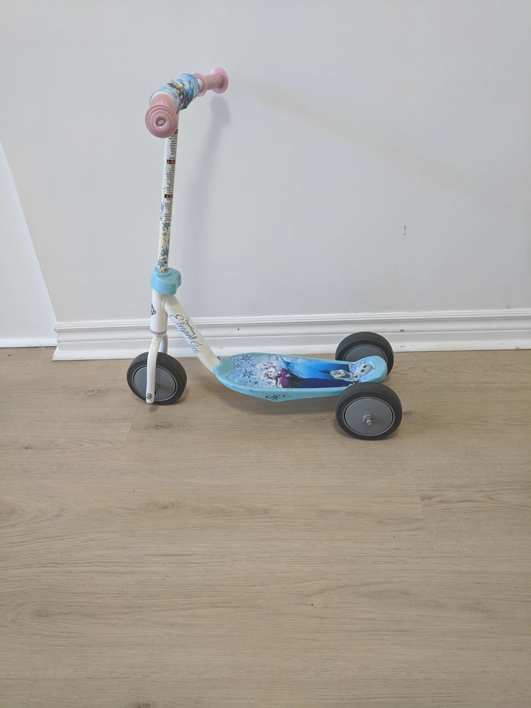 Frozen 3-Wheel Kids Scooter