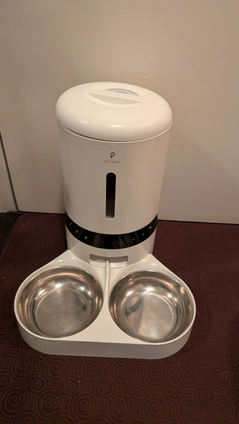 Petlibro Automatic Pet Feeder, Dog Bed, Pee Pads - photo 2