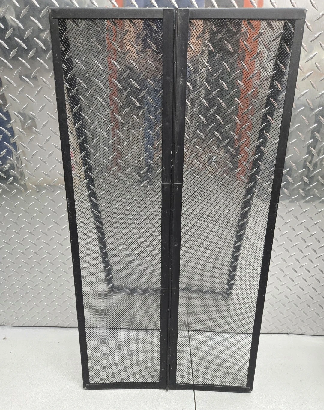 Heavy-Duty Folding Metal Screen Lid for 40 Breeder