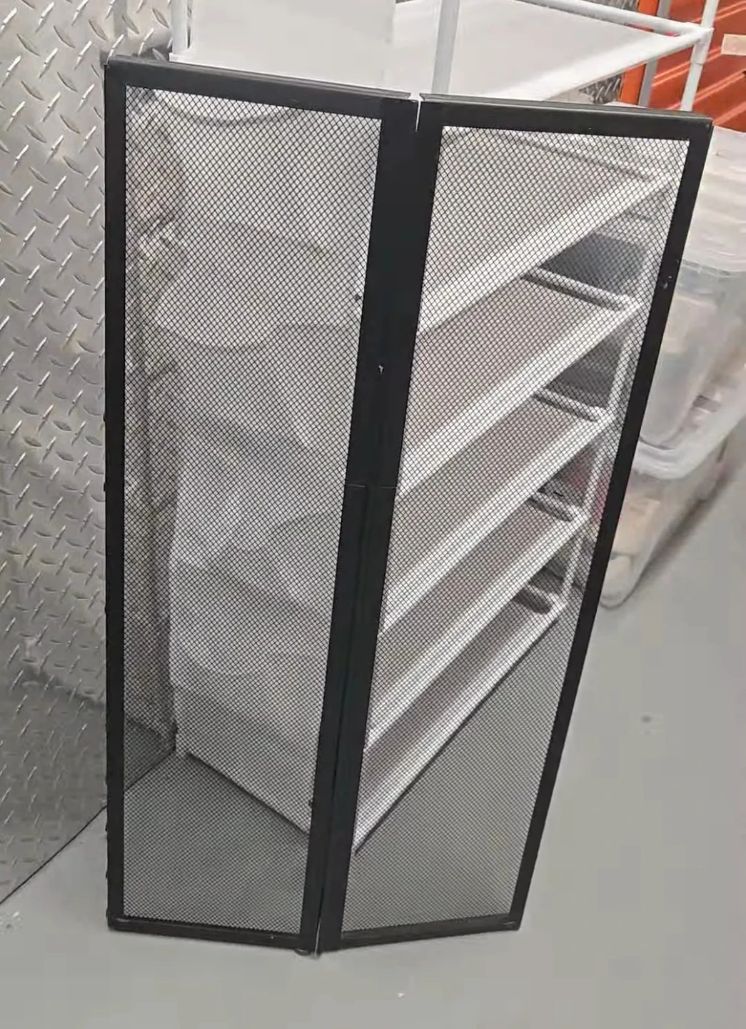 Heavy-Duty Folding Metal Screen Lid for 40 Breeder - photo 3