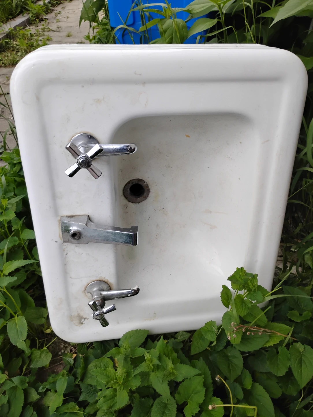Vintage White Pedestal Sink with Faucets - photo 2