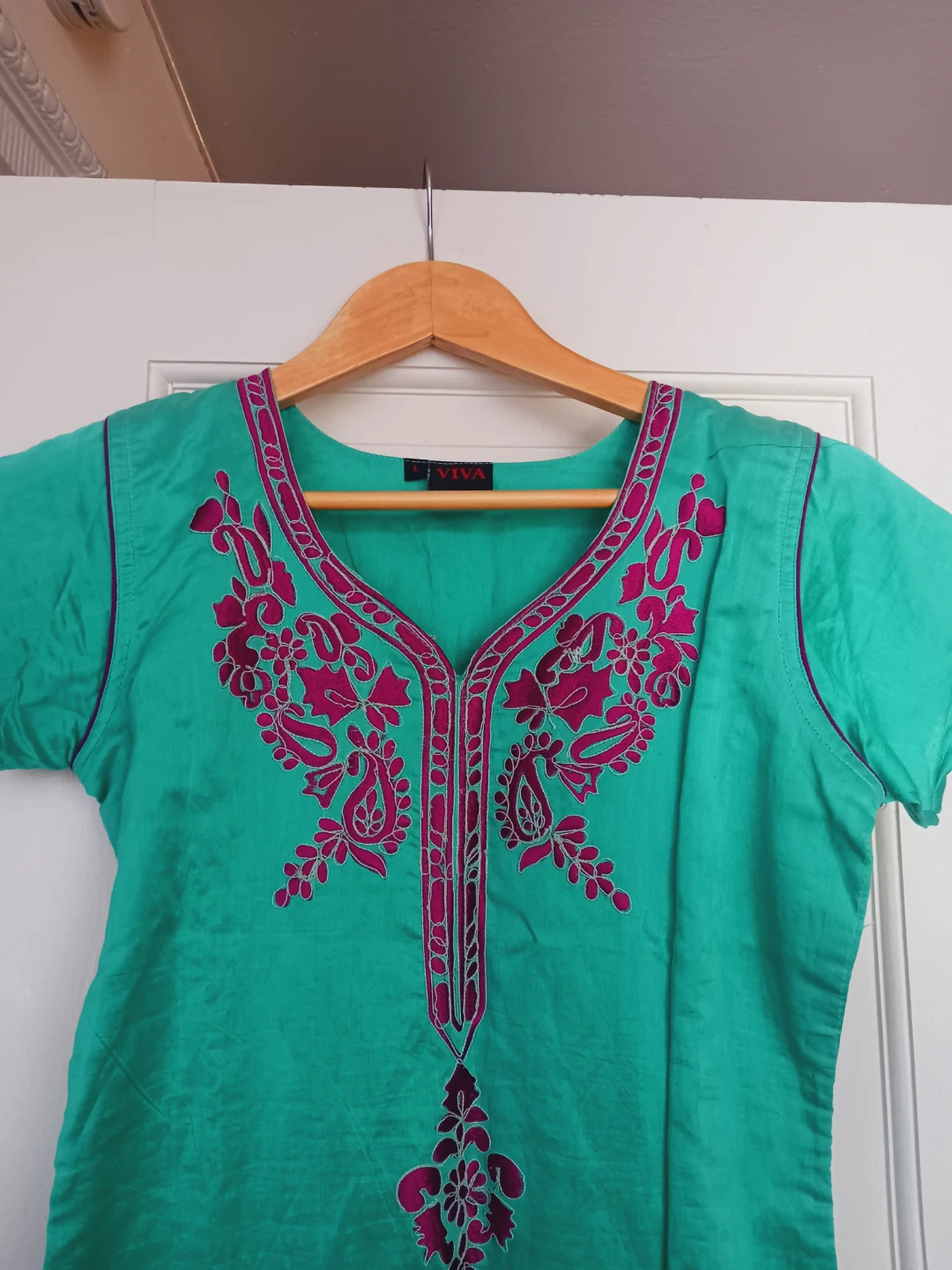 New !! Beautiful Indian Green Dress with Pink Embroidery. Small. - photo 2