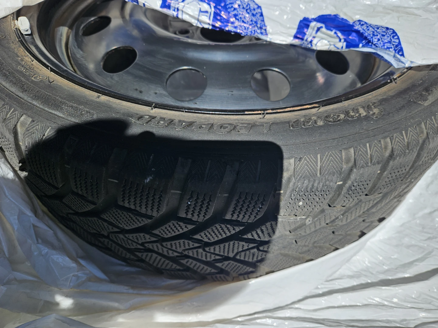 LIKE NEW! 4 x 225/40/18, 5 X 114.3 winter tires and rims - photo 3