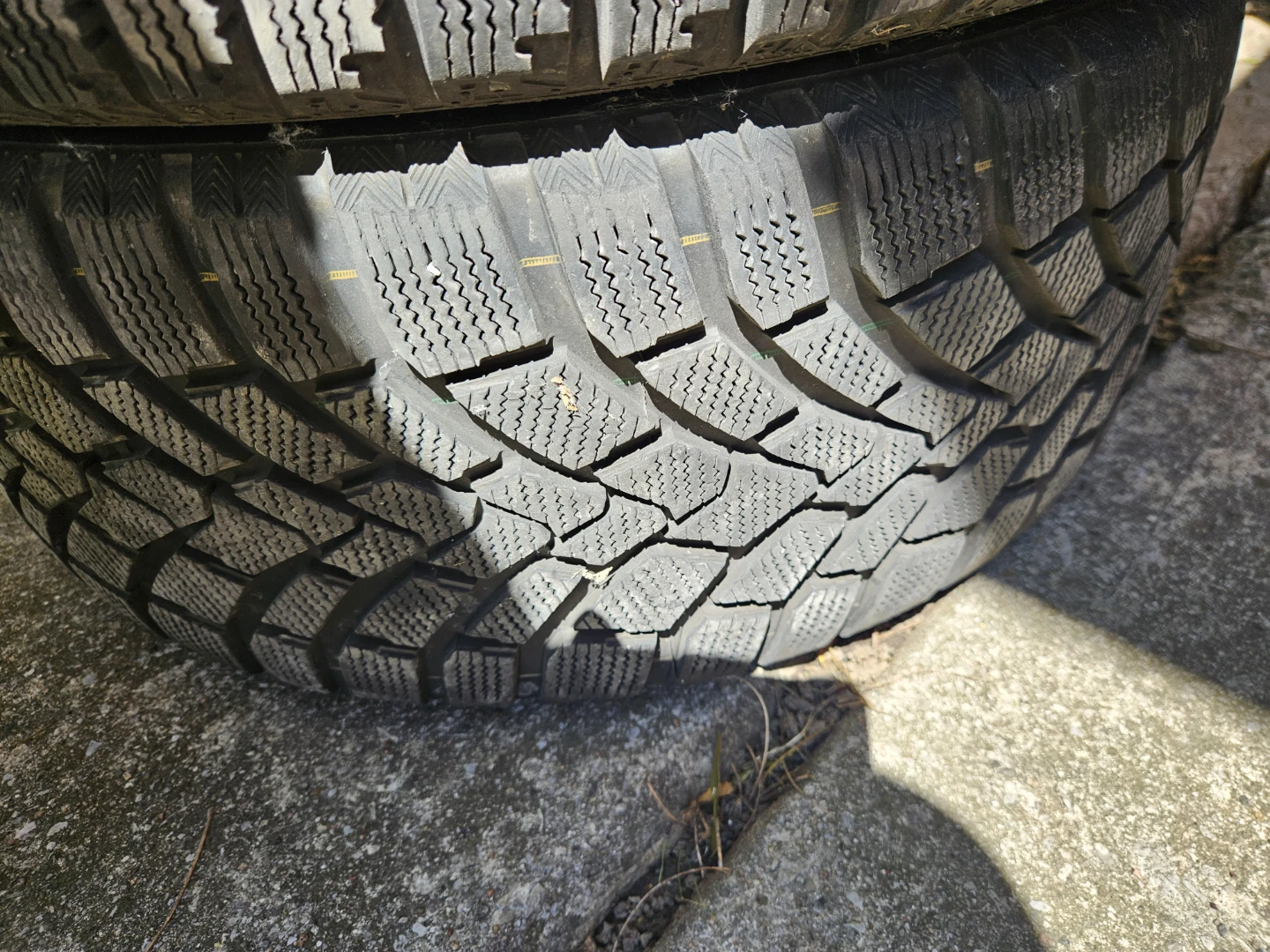 LIKE NEW! 4 x 225/40/18, 5 X 114.3 winter tires and rims - photo 4