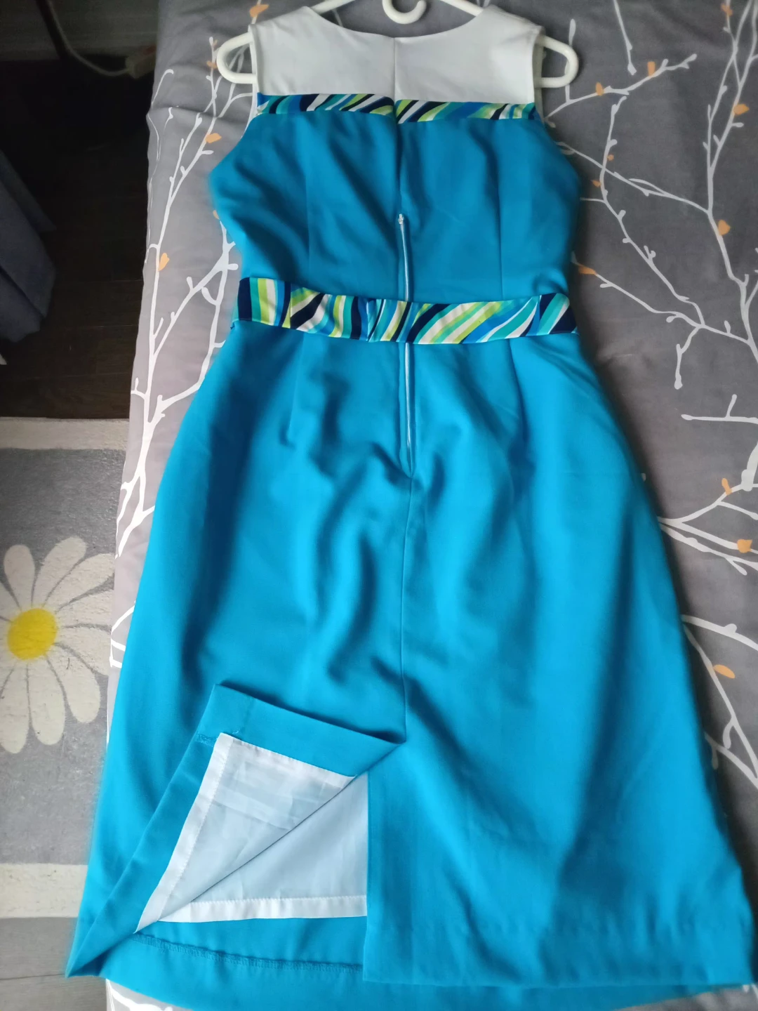 Blue sleeveless dress with colourful stripe accent - photo 3