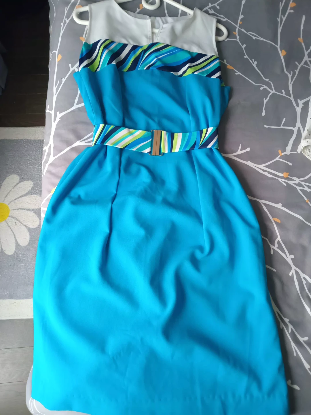 Blue sleeveless dress with colourful stripe accent - photo 4