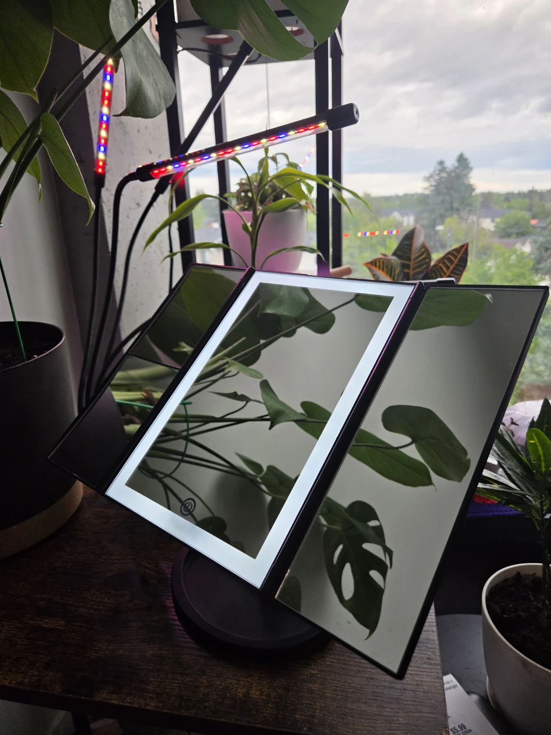 Tri-fold LED Makeup Mirror - photo 3