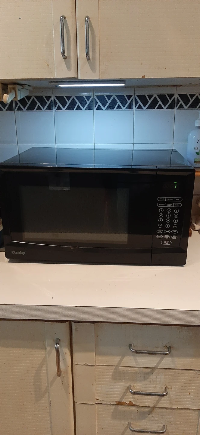 Danby Black Countertop Microwave READ DESCRIPTION ON SIZE