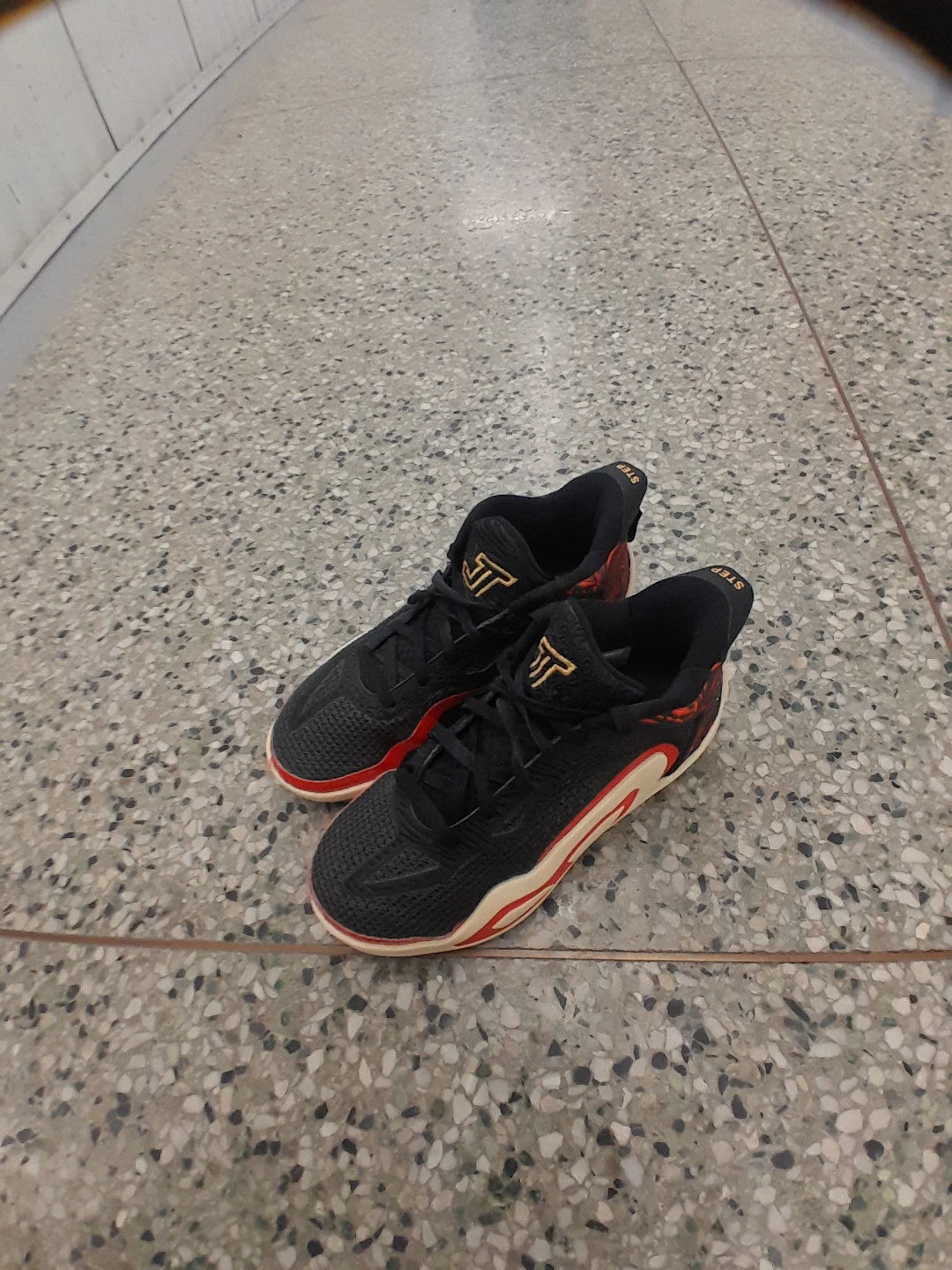 Adidas JT 1 Basketball Shoes Boys Size 6.5 - photo 3