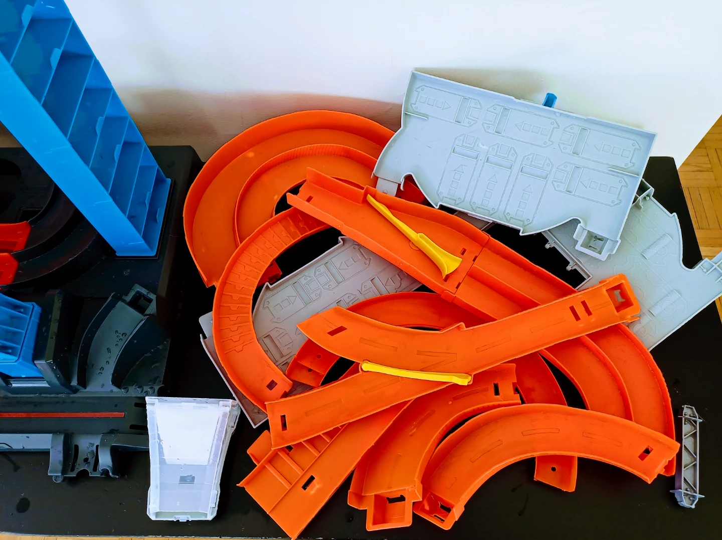 Hot Wheels Ultimate Garage Race Track Playset READ DESCRIPTION - photo 3