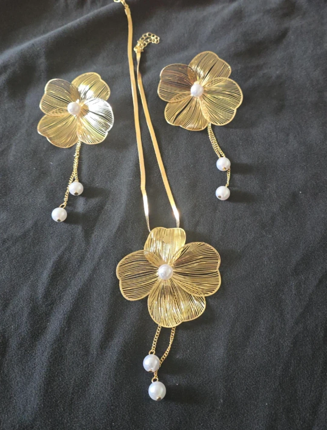 New Gold Flower Necklace and Earrings Set with Pearls