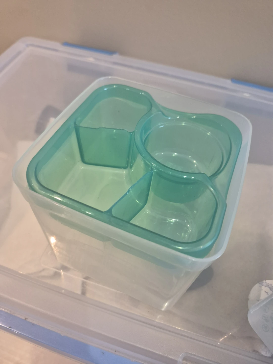 Plastic bowls and containers - photo 4