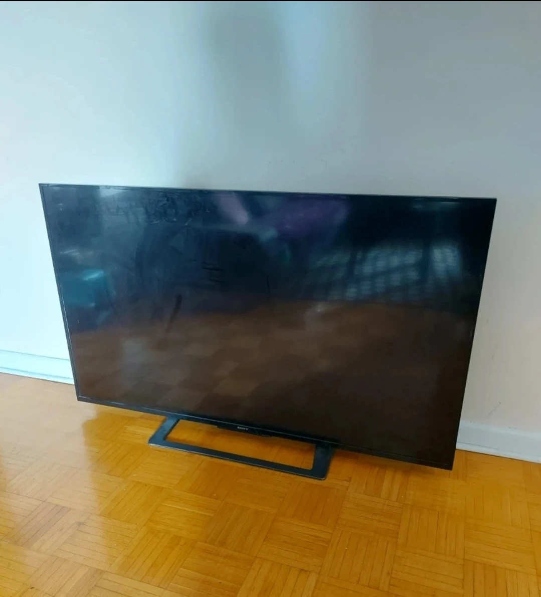 Sony Television - 60" (BACK LIGHT BROKEN)