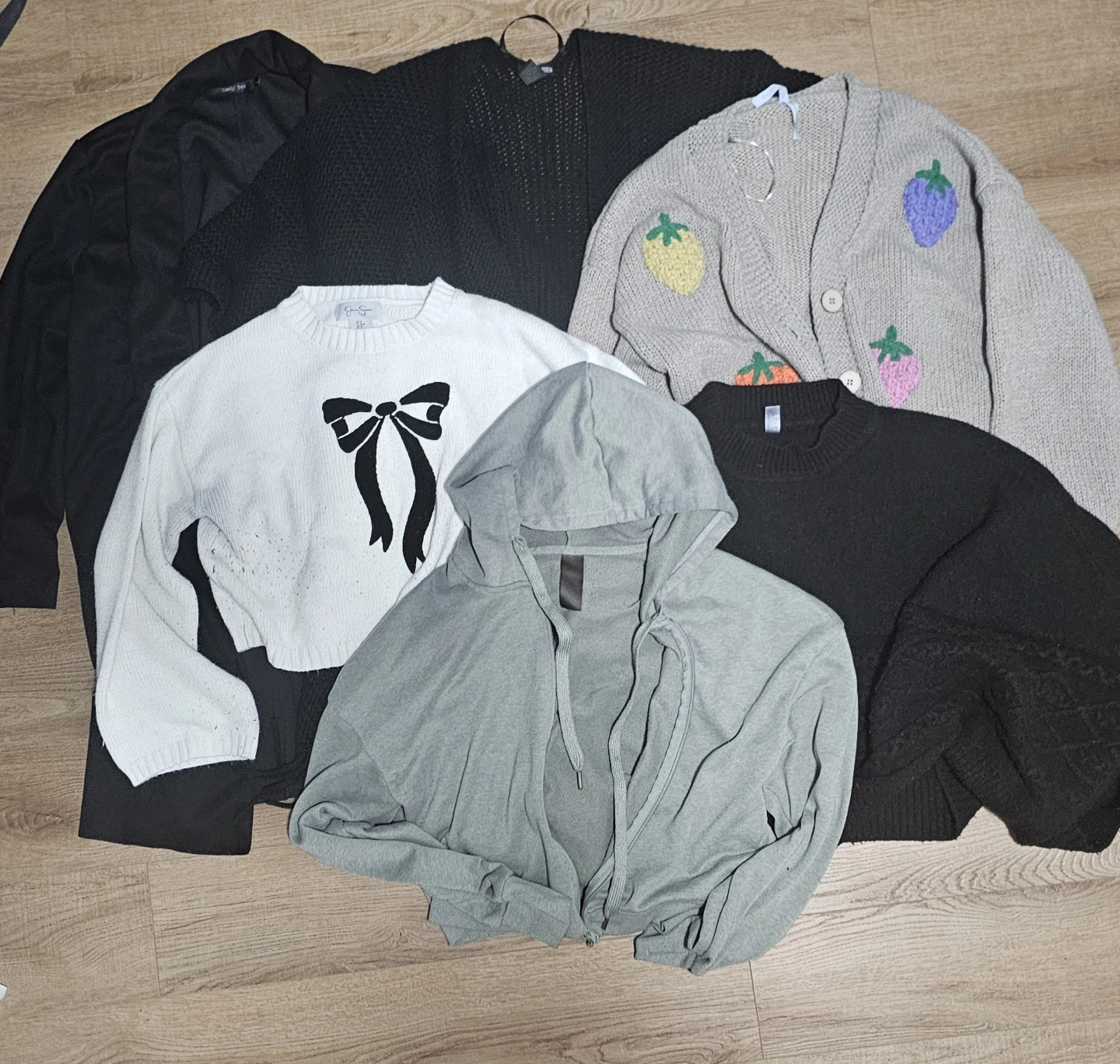 Cozy Aesthetic Outerwear Bundle - 6 Pcs (Sweater, Cardigan...)