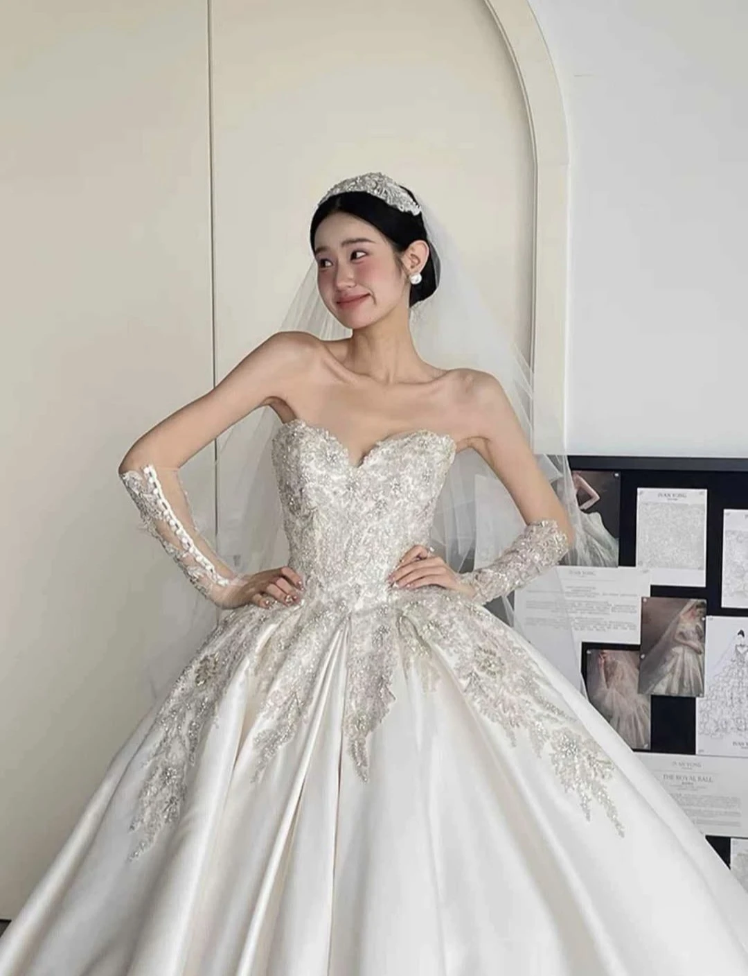 Stunning White Wedding Dress with Embellishments and Veil - photo 3