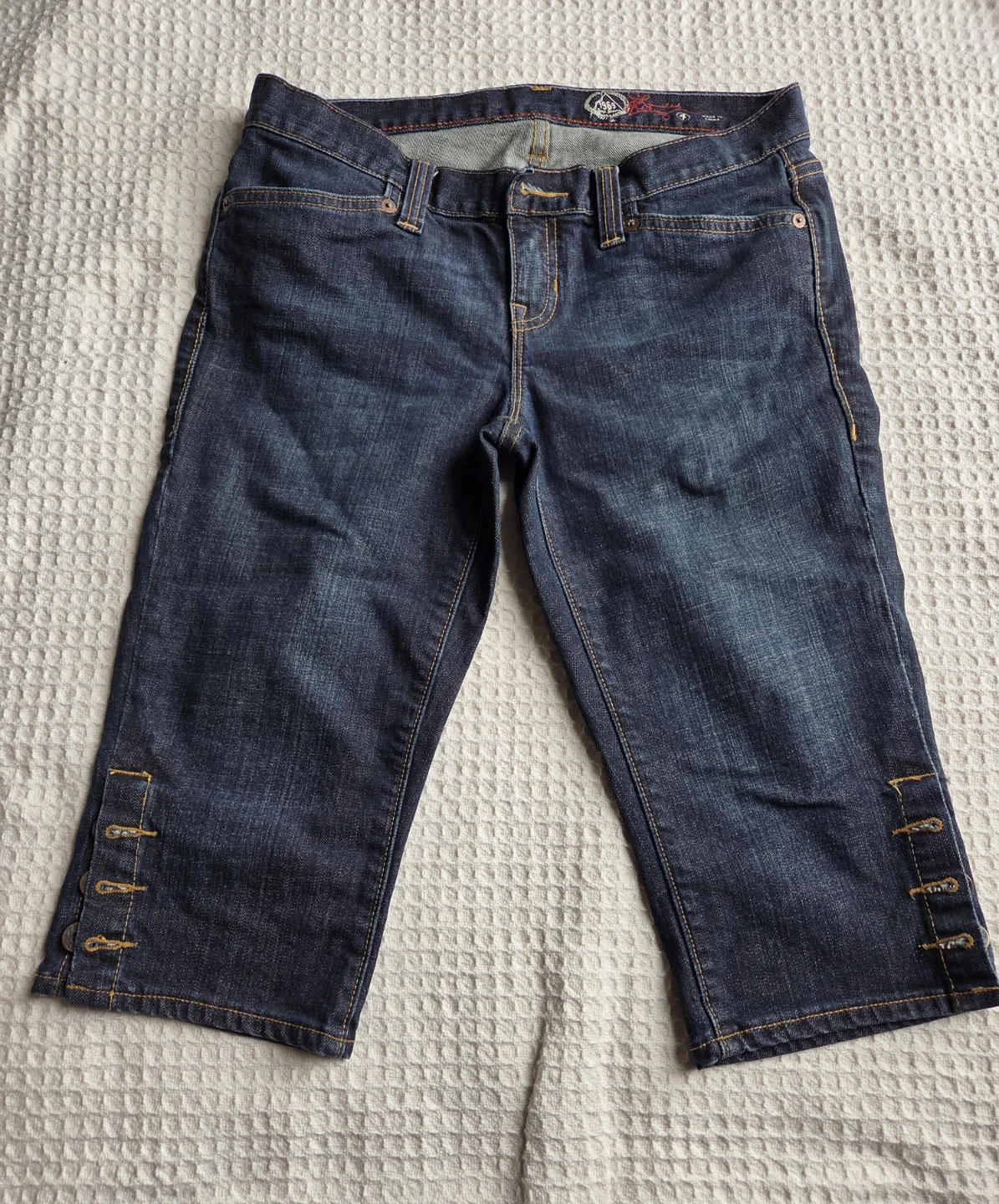 GAP Limited Edition Cropped Jeans 4 Pockets 3-Button Leg Detail