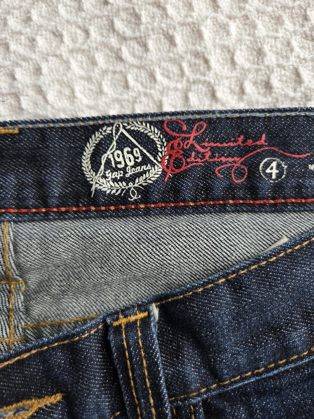 GAP Limited Edition Cropped Jeans 4 Pockets 3-Button Leg Detail - photo 3