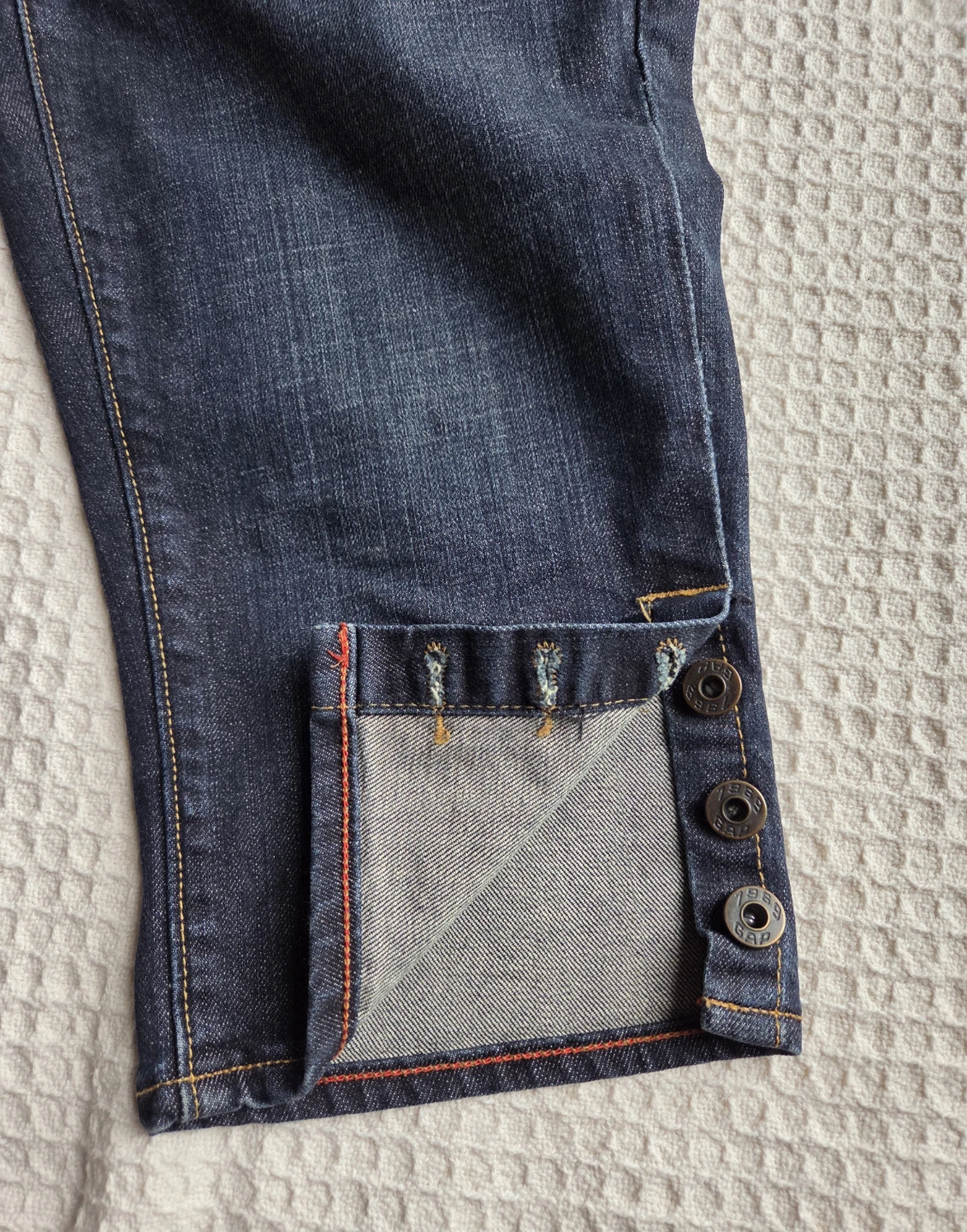 GAP Limited Edition Cropped Jeans 4 Pockets 3-Button Leg Detail - photo 4