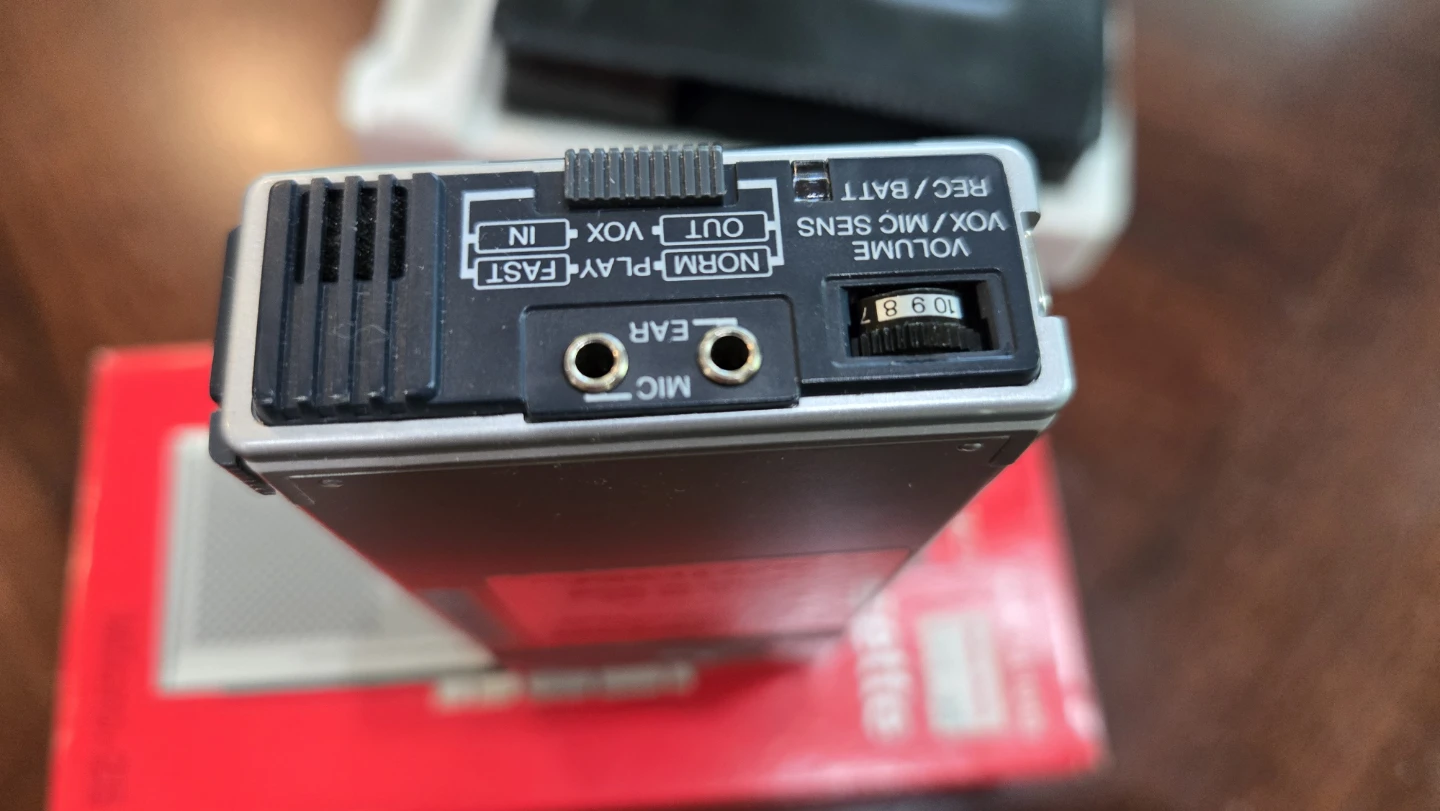 Realistic Micro-25 Voice Actuated Microcassette Recorder - photo 5