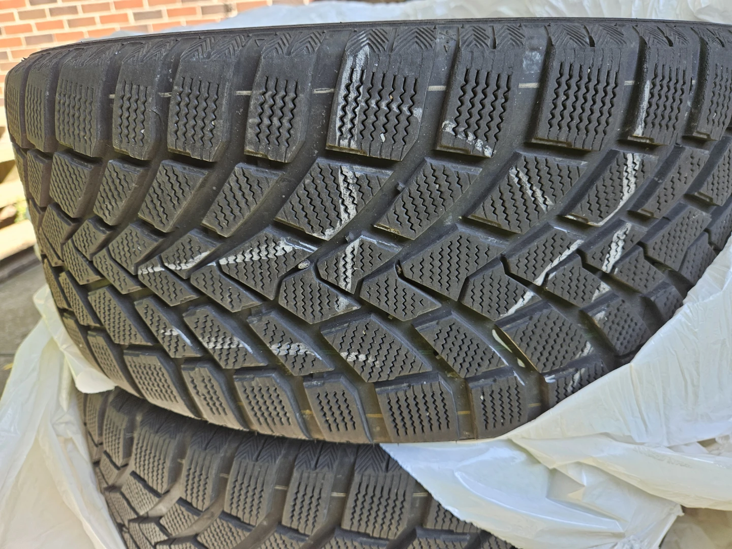 LIKE NEW!!! 225/40/18 Winter tires and rims. 5 x 114.3. - photo 3