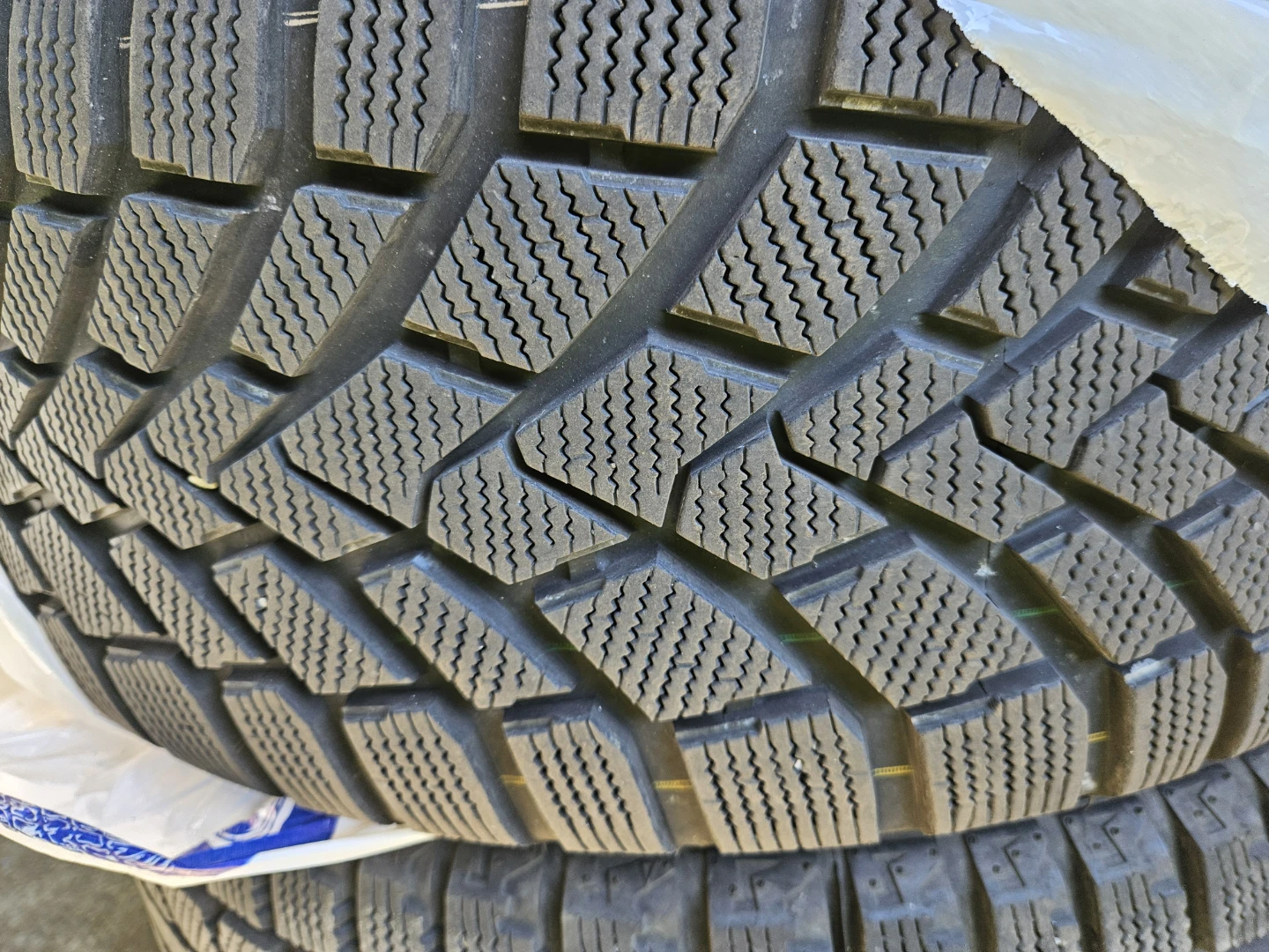 LIKE NEW!!! 225/40/18 Winter tires and rims. 5 x 114.3. - photo 5