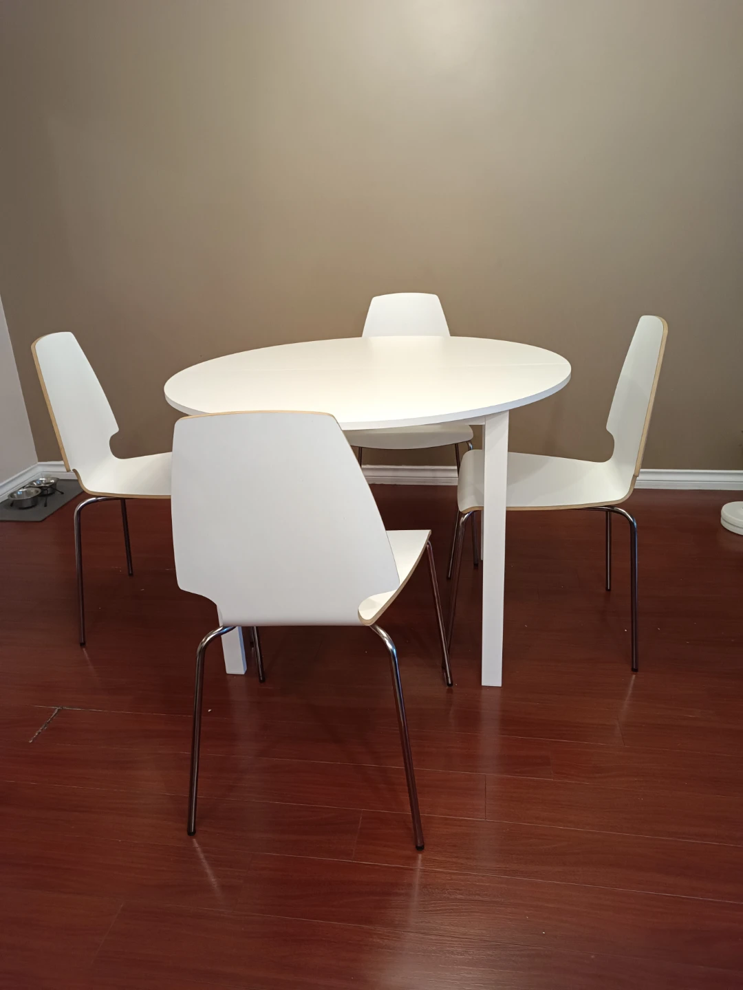 IKEA VIHALS Dining Table, set of 4 IKEA VILMAR chairs