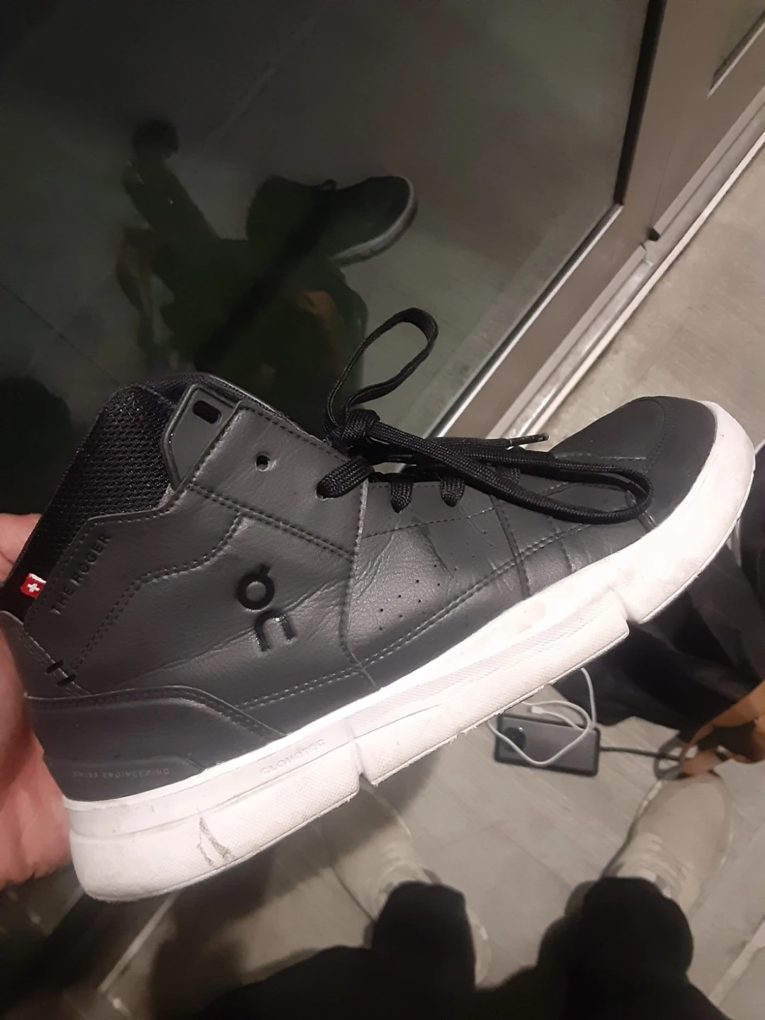 ON The Roger Advantage Mid-Top Sneakers