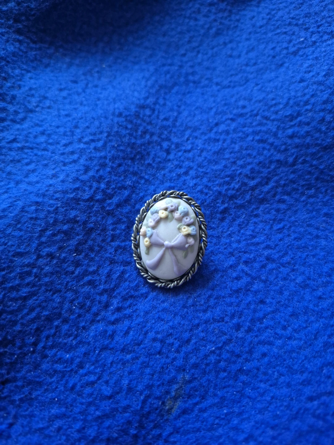 Oval Cameo Brooch/Pendent with Flowers and Bow