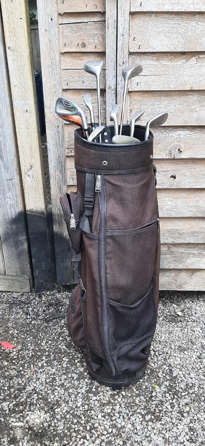 Set Of Men's Right Handed Golf Clubs With Bag