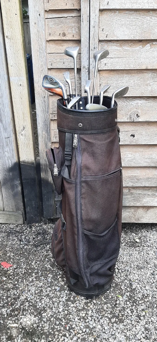Set Of Men's Right Handed Golf Clubs With Bag