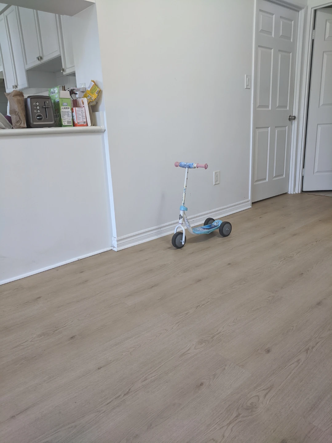 Frozen 3-Wheel Kids Scooter - photo 4