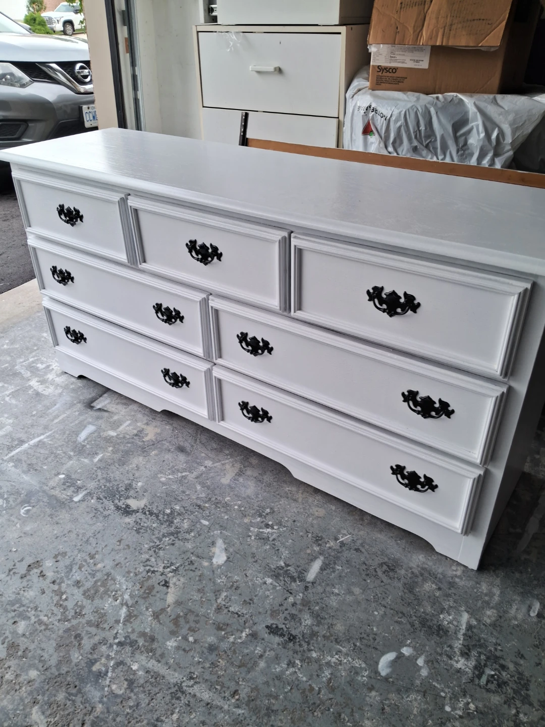 White Huppe 7-Drawer Dresser