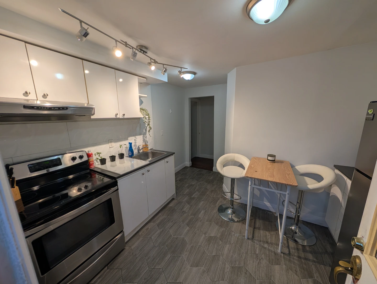 Spacious 2-Room Basement Ensuite -Morningside & Lawrence - photo 2