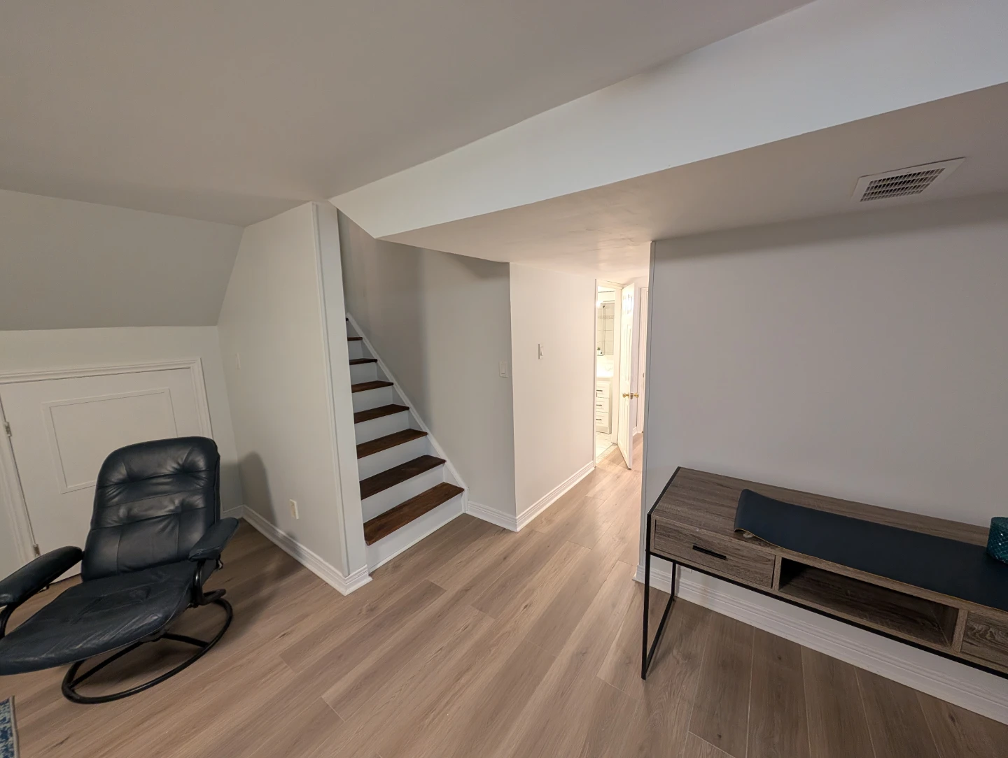 Private entrance-Bright & Spacious 1-Bedroom Basement apartment - photo 5