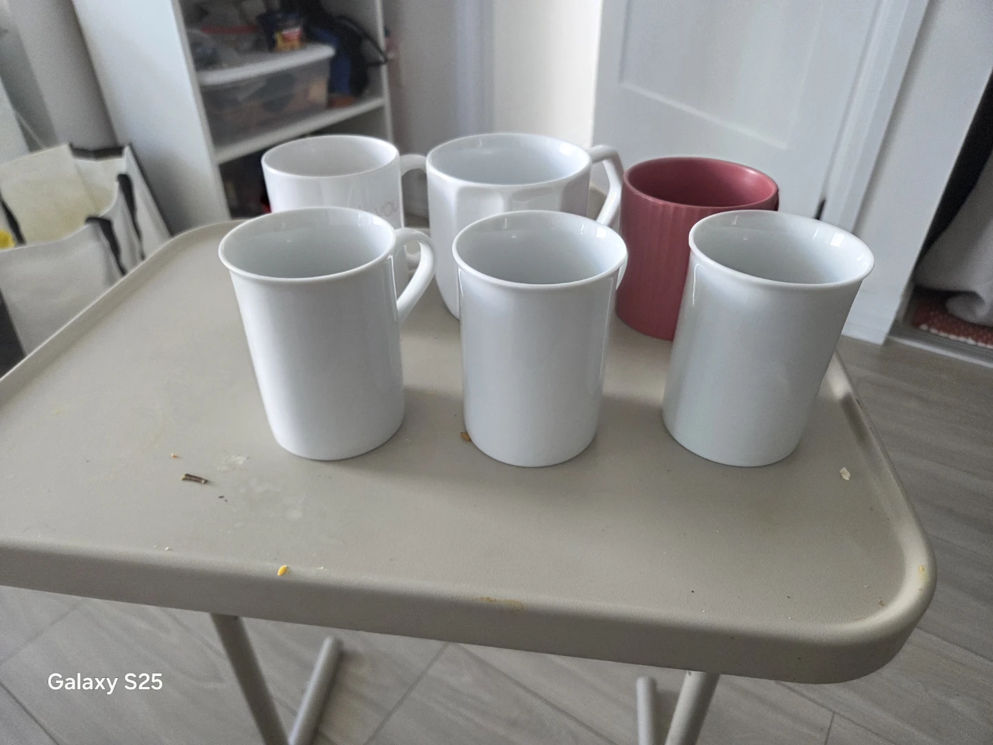Set of 5 Mugs (1 Pink, 4 White)