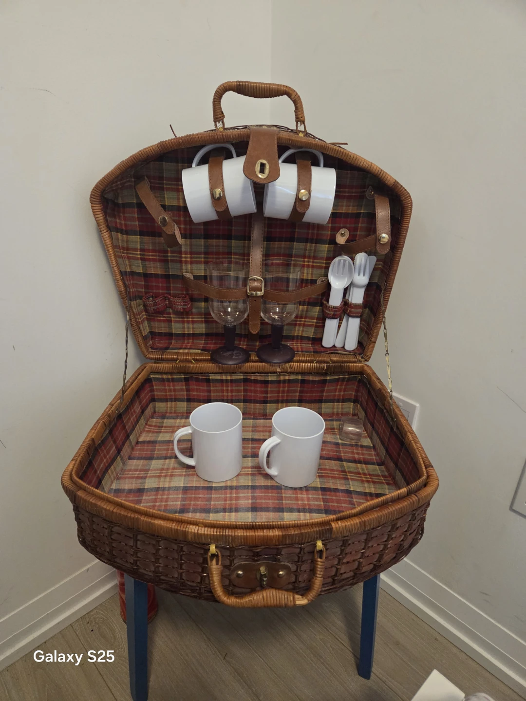 Wicker Picnic Basket with Mugs and Cutlery - photo 2