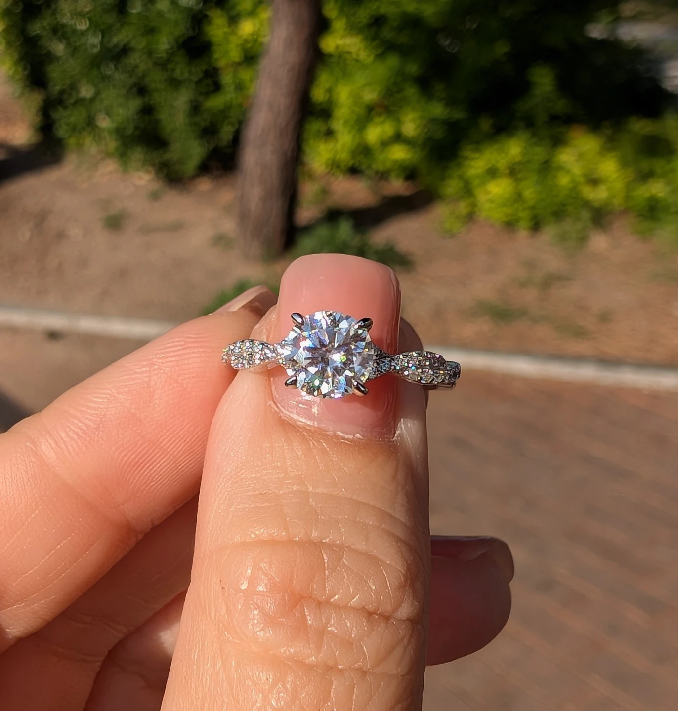 💍 1CT Round Cut Moissanite Twisted Band Ring (Sizes 5-8)