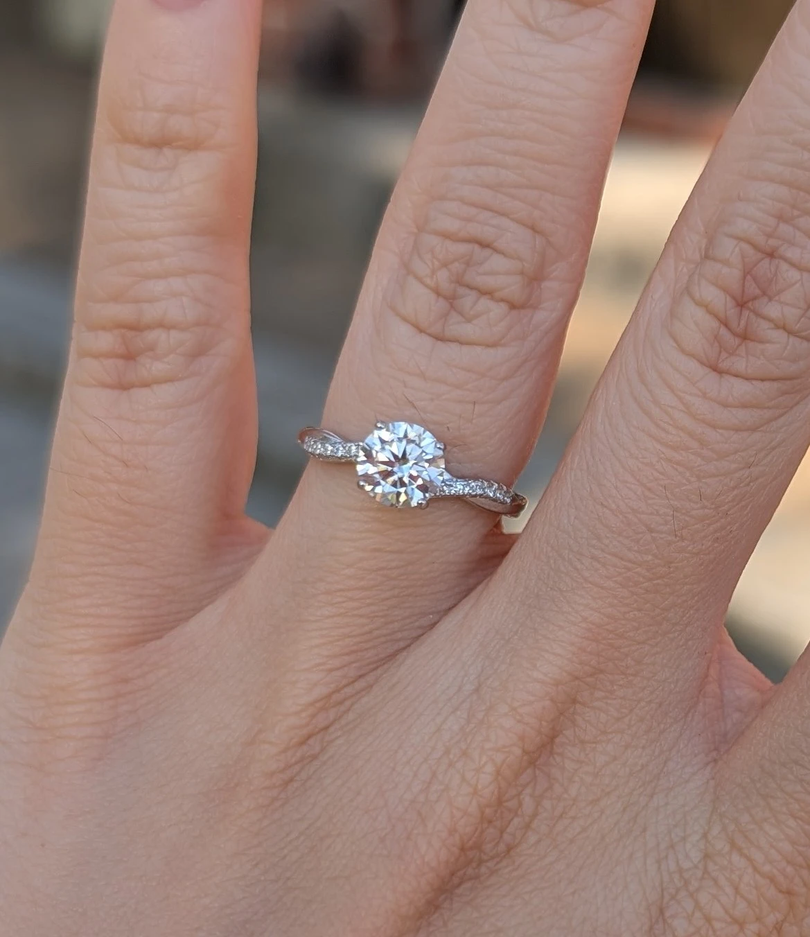 💍 1CT Round Cut Moissanite Twisted Band Ring (Sizes 5-8) - photo 2