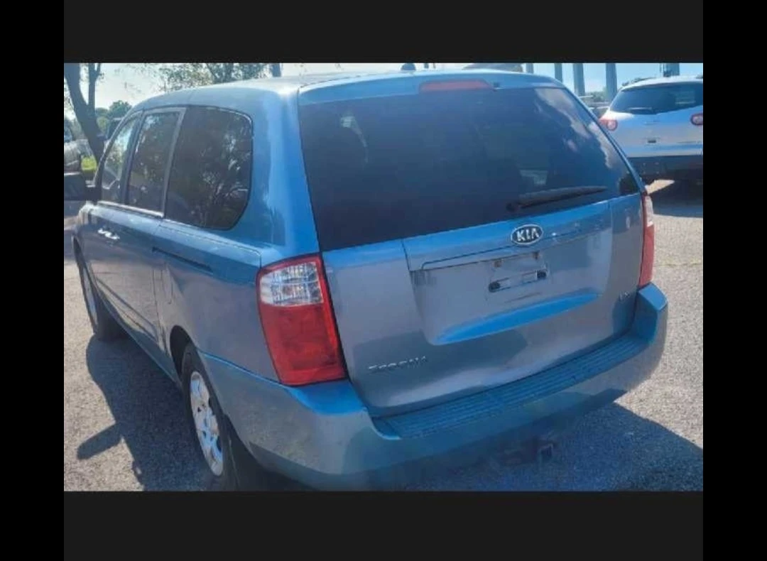 Kia Sedona Minivan - photo 4