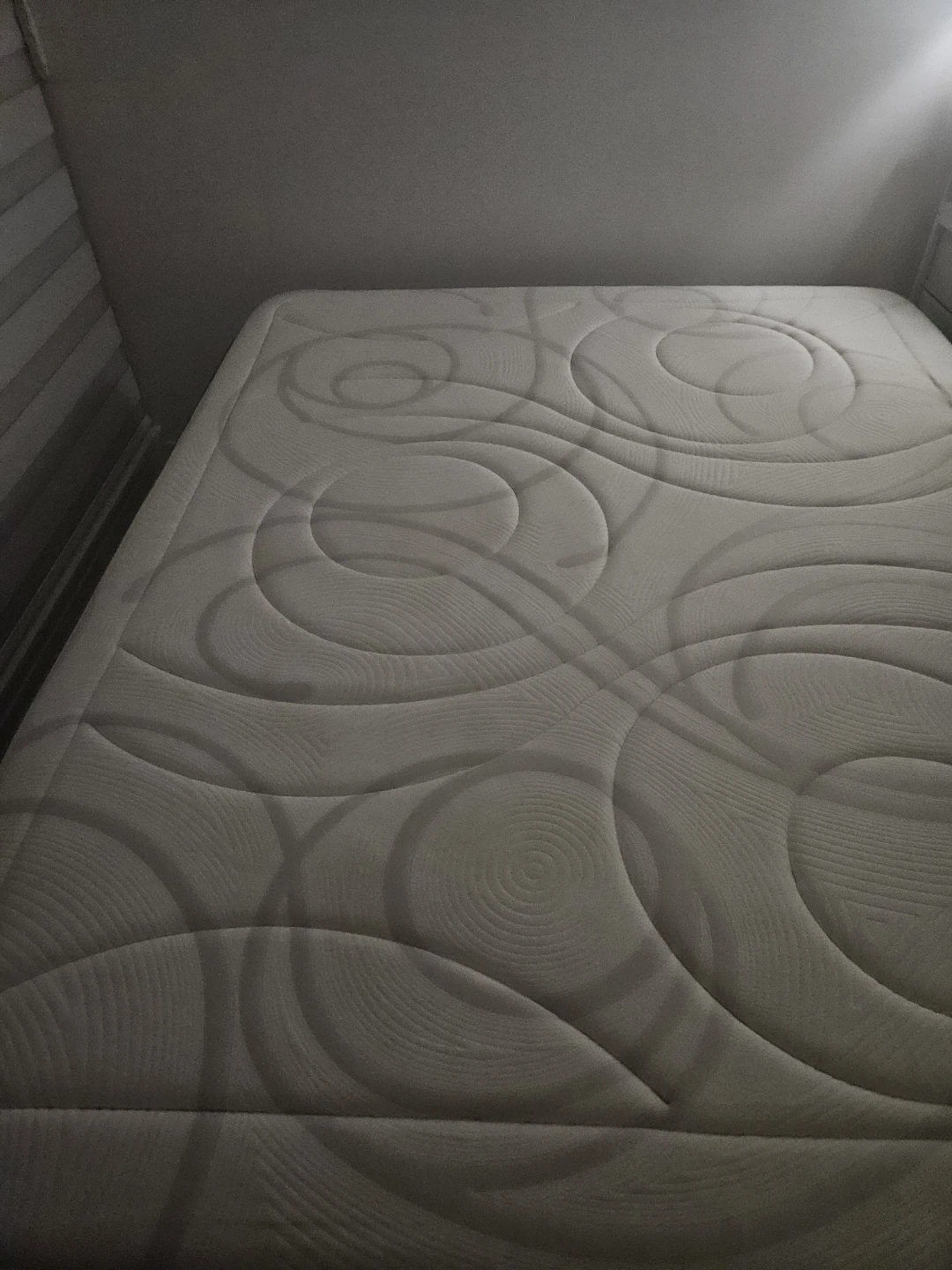 Queen bed with frame and mattress - photo 4