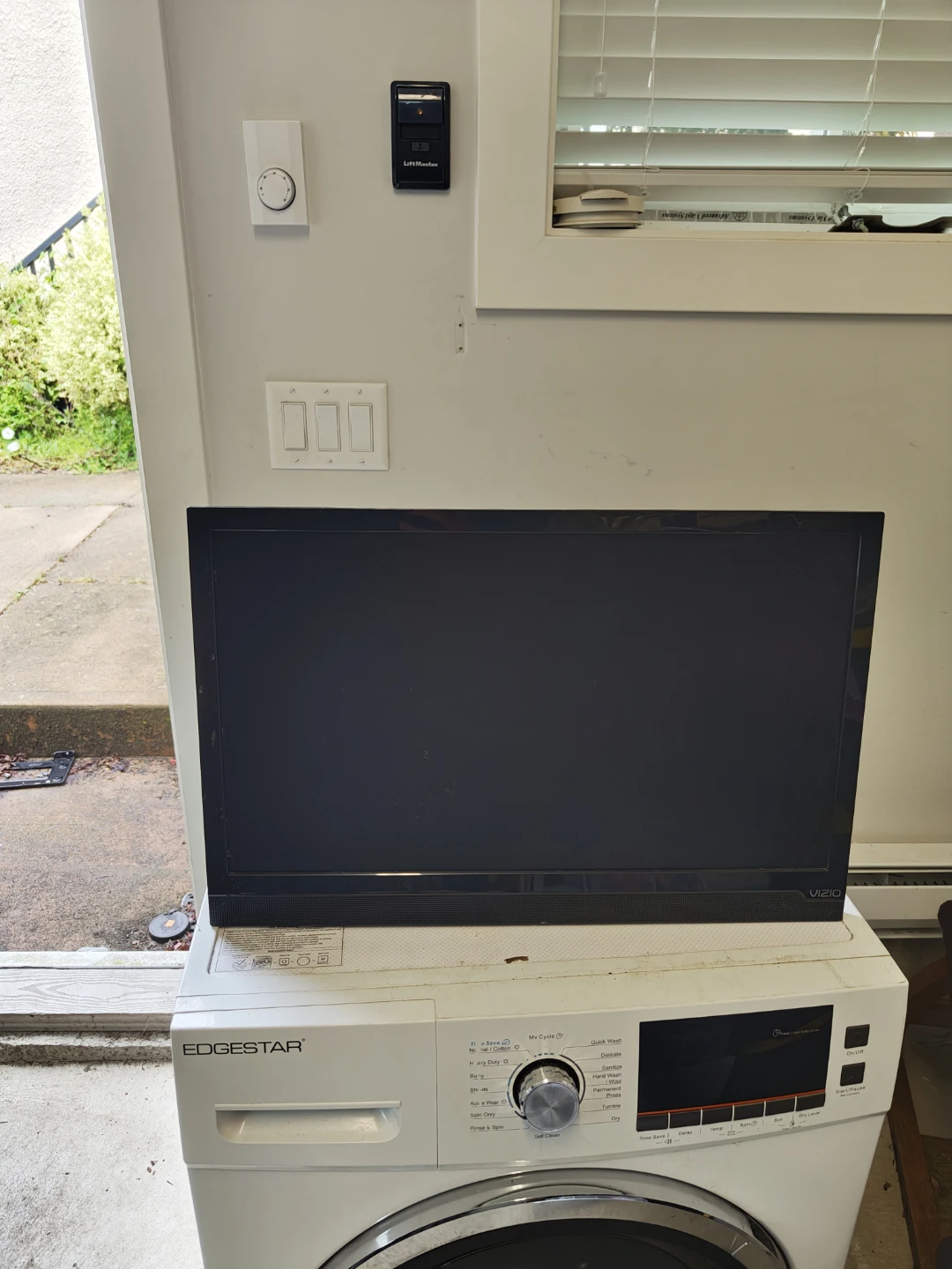 VIZIO 24" Television - photo 2