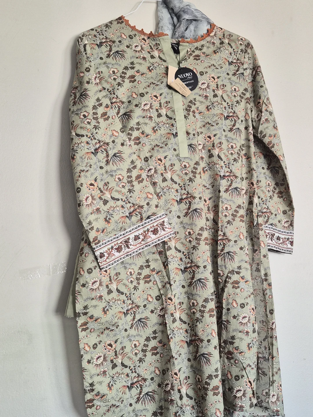 Pakistani 3-Piece Floral Lawn suit  - Size 10 - photo 2