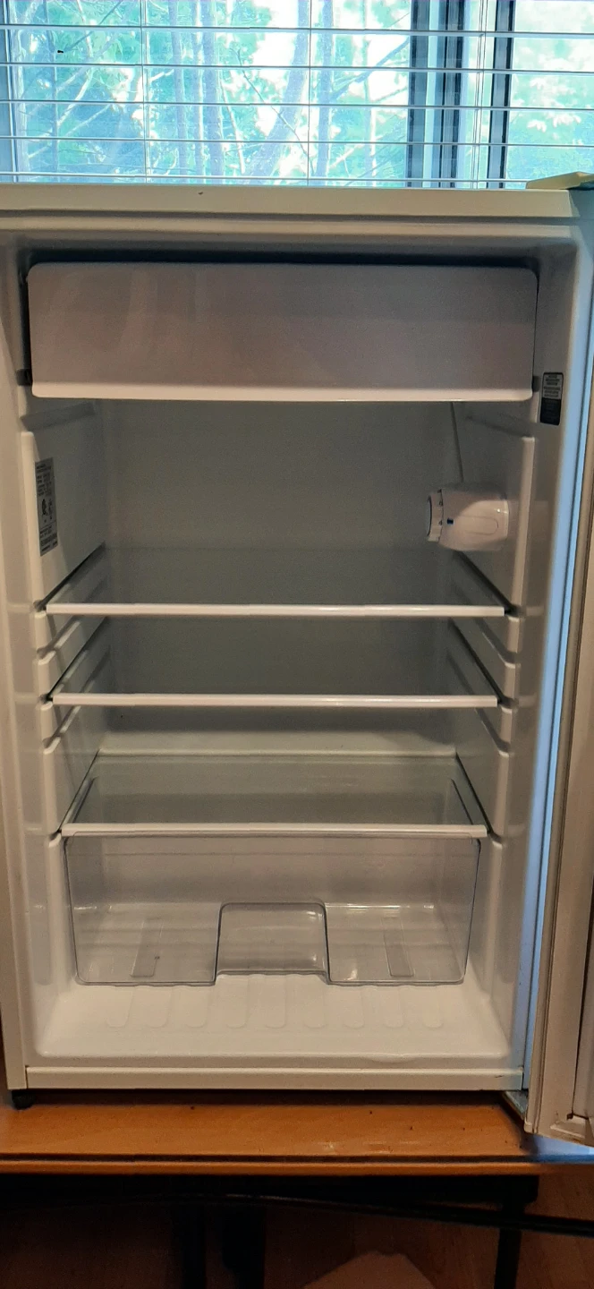 White GE Compact Mini Fridge READ DESCRIPTION ON SIZE - photo 2
