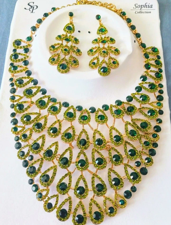 Sophia Collection Emerald Green Crystal Necklace Set ⚽