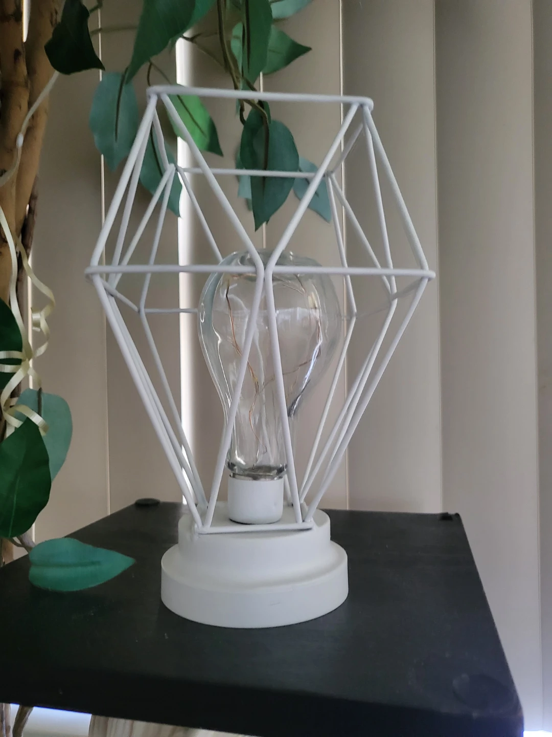 White Geometric Cage Desk Lamp - photo 2